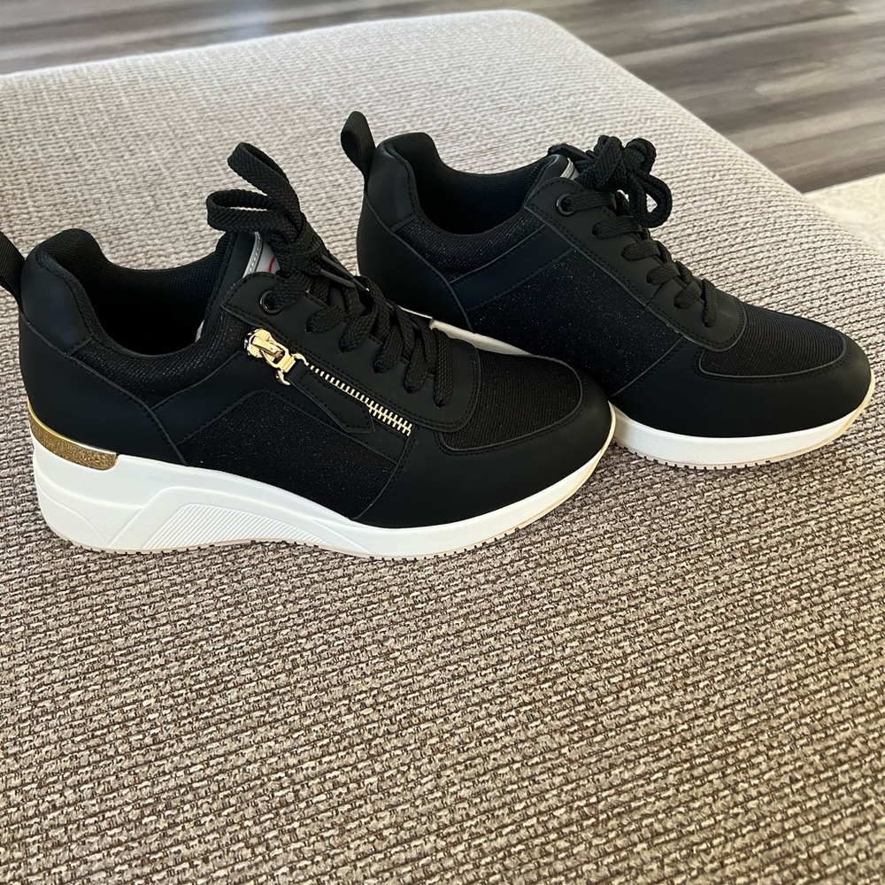 Women sneakers black with zipper